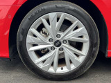 Audiは多様なホイールデザインを提供しており、スポークの形状やサイズ、仕上げ(ポリッシュド、マット、ブラックなど)によって選択肢が豊富です。