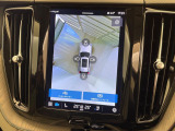 【360&deg;ビューカメラ】4台の高解像度カメラで360度の鳥瞰図を表示。隣の車や壁、死角にある障害物などを画面で確認できるため、狭いスペースでの駐車・出入りも安心です。