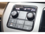 フルオートエアコンが装備されています!お好みの温度設定をするだけでエアコンの風量やモードの切り替えを自動でコントロールしてくれます!ユーザーの操作が少なく燃費走行にもつながります!
