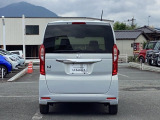 雨の日は中古車は選びにくいですよね。でも当店なら安心です。電話予約を頂ければ屋根下へ移動させて頂きます。雨でもじっくりご検討いただけます。