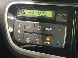 【オートエアコン】一度お好みの温度に設定すれば、車内の温度を検知し風量や温度を自動で調整。暑い&hellip;寒い&hellip;と何度もスイッチ操作をする必要はありません。快適な車内空間には必須の機能ですね♪