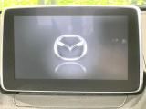 【マツダコネクトナビ】車内の雰囲気にマッチした一体型タイプのナビ。各種車輌設定やBluetooth再生等、様々な機能が楽しめます。直感的なダイヤル操作が可能で、使い勝手も良好です。