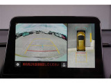 【パノラミックビューモニター】 後退時に車両の後ろ側を表示するだけでなく上から見たような映像で車庫入れなどバックする際に安心です。
