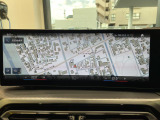 BMWのナビゲーションは操作性も良く、詳細な地図情報と交通状況を見やすく表示し、快適なドライビングをサポートしながら目的地までナビゲートします。
