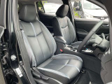 運転席はひじ掛けが付いてリラックスして運転ができます