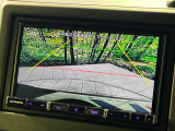 【バックカメラ】駐車時に後方がリアルタイム映像で確認できます。大型商業施設や立体駐車場での駐車時や、夜間のバック時に大活躍!運転スキルに関わらず、今や必須となった装備のひとつです!
