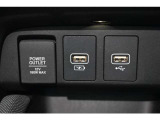 USBソケットがついていますのでコードを繋げばスマートフォンなどの充電が出来ます!