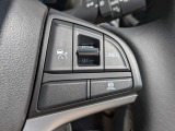 【ステアリングスイッチ右】ハンドルを握りながらクルーズコントロールの設定が可能!ハンドルから手を離さなのでこれも安全性のアップに繋がっております!