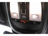 インストルメントパネルは僅かに運転席側へと傾けられているほか、余計なスイッチ類を可能な限り排し、運転に集中しやすい環境を造り出しています。