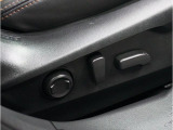 電動シートを装備。お客様に安全に運転頂けるよう座席の位置、座面の上げ下げやリクライニングの加減も細やかな設定を可能にしました。