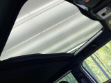 【ガラスルーフ】ガラスルーフ搭載で車内の解放感が一気にアップ!開放的なドライブをお楽しみいただけます。