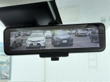 【デジタルインナーミラー】車両後方カメラの映像をミラーに映すことが出来ます。 そのため、後席に人や荷物があって後方が見えづらい場合でもしっかり視界を確保することが出来ます。