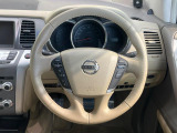 インテリアに合わせたデザインのステアリングは、運転される方のことも考え、運転しやすい形状、大きさです。是非一度、実際に触ってお確かめください。