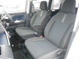 運転席は、ひじ掛け付きのシートでゆったり座れます!!