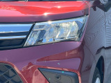 【LEDヘッドライト】悪天候や夜間走行時も良好な視界を確保し安心して運転できる高輝度LEDヘッドライトを装備!点灯速度が早く、消費電力も抑えられています。