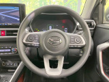 インテリアに合わせたデザインのステアリングは、運転される方のことも考え、運転しやすい形状、大きさです。是非一度、実際に触ってお確かめください。