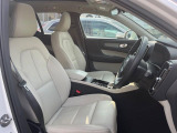 VOLVOのシートは人間工学に基づいた設計となっており長時間の運転でも疲れにくいと定評があります。