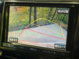 【バックカメラ】駐車時に後方がリアルタイム映像で確認できます。大型商業施設や立体駐車場での駐車時や、夜間のバック時に大活躍!運転スキルに関わらず、今や必須となった装備のひとつです!
