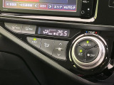 【オートエアコン】一度お好みの温度に設定すれば、車内の温度を検知し風量や温度を自動で調整。暑い&hellip;寒い&hellip;と何度もスイッチ操作をする必要はありません。快適な車内空間には必須の機能ですね♪