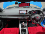 ドライバーを包み込むように、ディスプレーやスイッチ、コンソールを配置。座った瞬間から運転への期待が!空間そのものの心地よさにこだわっています。