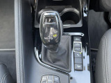【シフトノブ】BMWの高性能オートマチックは、ATセレクトレバーを左側に倒すことで、通常の「D」から「S」(スポーツ)または「M」(マニュアル)へと切り替えが可能です。