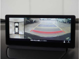 【360&deg;ビュー・モニター】クルマを真上から見たような俯瞰(ふかん)映像や助手席側のサイド映像など、視点を切り替えて表示。さまざまなアングルで視界をサポートします。