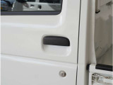 【プロのメカニック多数在籍】当社メカニックによる『プロの視点』でご納車前の整備を行います。お客様に安全且つ安心して気持ちよくお乗りいただけるように真心込めて整備いたします。