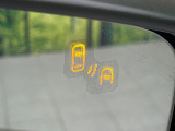 【ブラインドスポットモニタリング】走行中、ドアミラーの死角になりやすい箇所に後続車が接近するとサイドミラー付近に警告を表示、ドライバーに注意喚起をしてくれます。