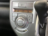 【オートエアコン】一度お好みの温度に設定すれば、車内の温度を検知し風量や温度を自動で調整。暑い&hellip;寒い&hellip;と何度もスイッチ操作をする必要はありません。快適な車内空間には必須の機能ですね♪