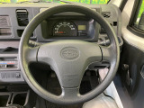 インテリアに合わせたデザインのステアリングは、運転される方のことも考え、運転しやすい形状、大きさです。是非一度、実際に触ってお確かめください。