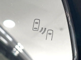 【ブラインドスポットモニター】走行中、ドアミラーの死角になりやすい箇所に後続車が接近するとサイドミラーのレンズに警告を表示!ドライバーに注意喚起をしてくれます。