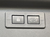 【パワーバックドア】スマートキーや運転席のボタンを押すだけでリアゲートが自動で開閉します!荷物を持っている時や、高い位置にあるバックドアを閉める際に便利な機能です♪