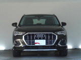 Audiデザインの特徴であるシングルフレームグリルが存在感を主張します。