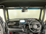 【前方視界】開放的な前方視界!運転がしやすく疲れにくいです♪窓が大きく、見通しがとっても良いおクルマですよ♪