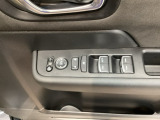電動格納式リモコンドアミラーと、パワーウィンドウスイッチ等は運転席ドアにあります。