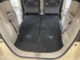 後席背もたれを倒せばちょっと大きめの荷物や長いものを積みたい時に便利です。