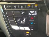 【オートエアコン】一度お好みの温度に設定すれば、車内の温度を検知し風量や温度を自動で調整。暑い&hellip;寒い&hellip;と何度もスイッチ操作をする必要はありません。快適な車内空間には必須の機能ですね♪