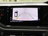 後退時の車両後方を画面に表示。ガイドライン付きで駐車時の安全確認をサポートします。