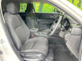 運転席まわりには十分なスペースがあり、大柄な方でもゆったり運転していただける環境です。