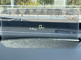 【ヘッドアップディスプレイ(HUD)】フロントウインドウガラスに走行情報を投影します。運転中の目線と重なるように表示されるので、少ない視線移動で速度が確認できるので、 ドライビングに集中できます!
