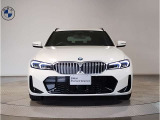 【BMWの伝統-1】BMWの特徴的な&ldquo;キドニーグリル&rdquo;は、80年以上続く伝統の形でございます。変わらないこだわりのデザインが、プレミアムブランド&ldquo;BMW&rdquo;を創り出します。