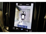 360度カメラは、上方から見下ろしたような映像です。前後左右いずれかを部分的に拡大できるため駐車や細い路地などで活躍します。