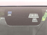 【スマートブレーキサポート】走行中に前方の車両等を認識し、衝突しそうな時は警報とブレーキで衝突回避と被害軽減をアシスト。より安全にドライブをお楽しみいただけます。