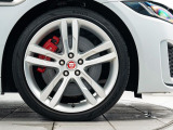 19インチ5スプリットスポークブラックホイール!【S】のエクステリア全体にマッチするようにデザインされ、車体との一体感とスポーティな印象を感じられます。存在感を高めるレッドキャリパーも装備!