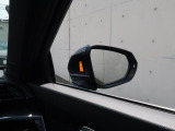 アウディサイドアシスト『後方の死角を並走する車両を検知しドアミラーの内側のLEDが点灯。ドライバーに注意を促し事故を未然に防ぐシステムです。』