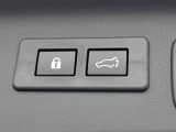 【パワーバックドア】スマートキーや運転席のボタンを押すだけでリアゲートが自動で開閉します!荷物を持っている時や、高い位置にあるバックドアを閉める際に便利な機能です♪