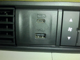 便利な充電用USBジャックも付いています。