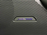 【MERIDIANサウンドシステム】精密なデジタル技術を用いて、車内で臨場感あふれるオーディオ体験を提供します。澄み渡った高音から迫力ある重低音まで鮮やかに再生します。