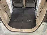 後席背もたれを倒せばちょっと大きめの荷物や長いものを積みたい時に便利です。