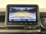 後退時に車両の後ろ側をモニター画面に表示します。車庫入れが苦手な人もこれで安心♪